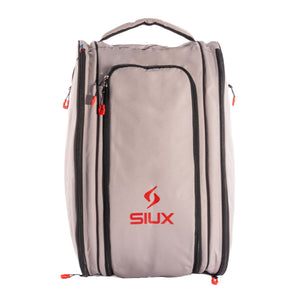Rechtopstaande beige Siux Edge 2026 racketbag met twee ritsvakken en rode logo-opdruk
