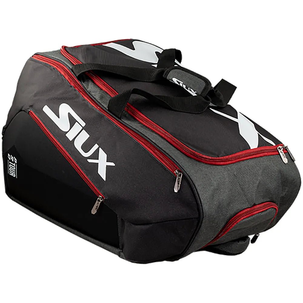 Zijaanzicht van de zwart-grijze Siux Racketbag Pro Tour met rode bies en wit Siux-logo