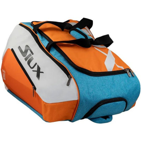 Zijaanzicht van de Siux Pro Tour racketbag in oranje, wit en blauw met zwarte draaggreep