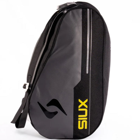 Zijaanzicht van de zwart-grijze Siux Racketbag Pulse 2026 met geel Siux-logo op de flank