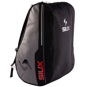 Kopse zijkant van de zwart-grijze Siux Pulse 2026 racketbag met rode logo-opdruk en rits