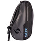 Zijaanzicht van de zwart-grijze Siux Racketbag Pulse 2026 met blauw logo en draagband