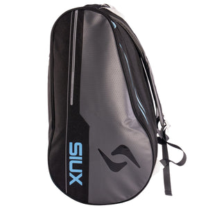 Bovenaanzicht van de zwarte Siux Pulse 2026 racketbag met blauwe logo-opdruk en ritsen