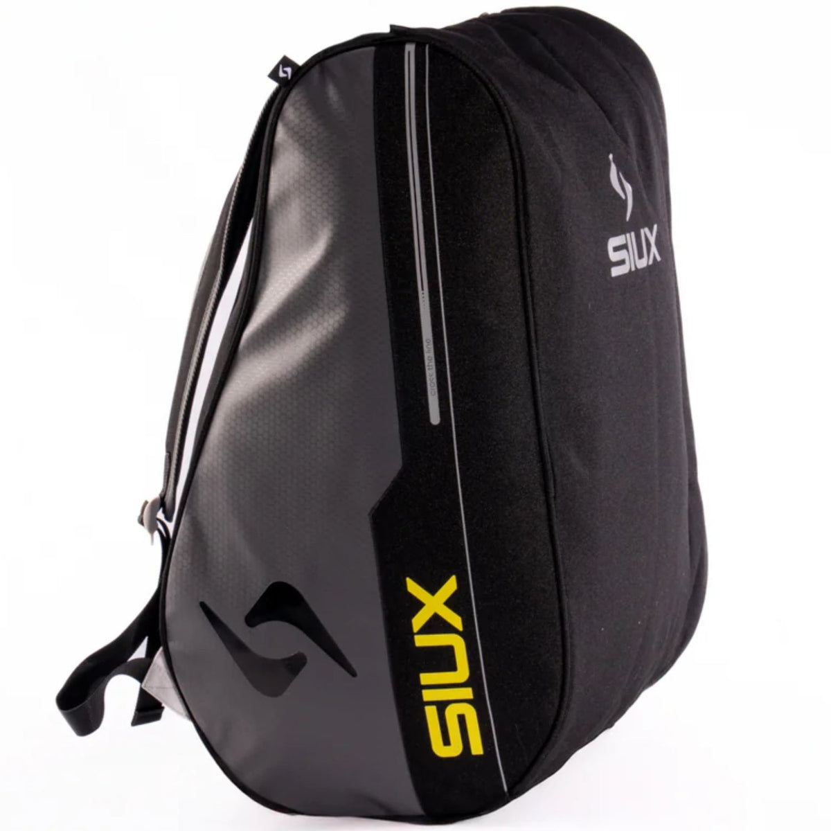 Schuin achteraanzicht van de zwarte Siux Pulse 2026 racketbag met geel logo en draagband