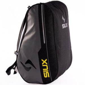 Schuin achteraanzicht van de zwarte Siux Pulse 2026 racketbag met geel logo en draagband