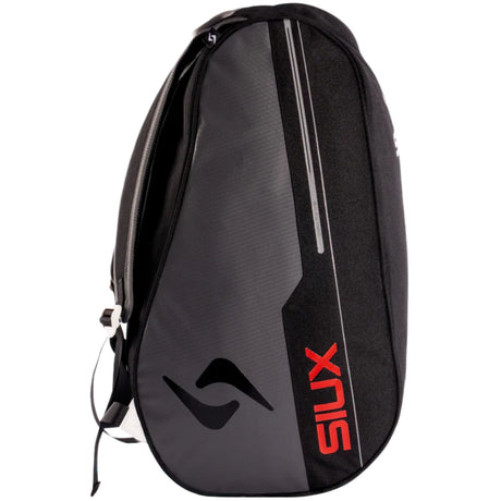 Zijaanzicht van de zwart-grijze Siux Racketbag Pulse 2026 met rood Siux-logo op de flank