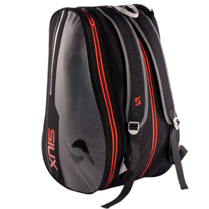 Bovenaanzicht van de zwarte Siux Pulse 2026 racketbag met twee rode ritsen en draaglussen