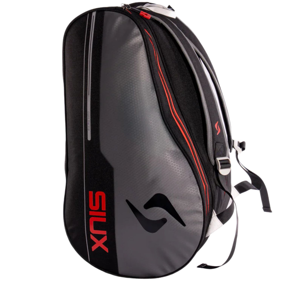 Schuin aanzicht van de zwarte Siux Pulse 2026 racketbag met rode rits en zilvergrijs logo
