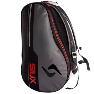 Schuin aanzicht van de zwarte Siux Pulse 2026 racketbag met rode rits en zilvergrijs logo