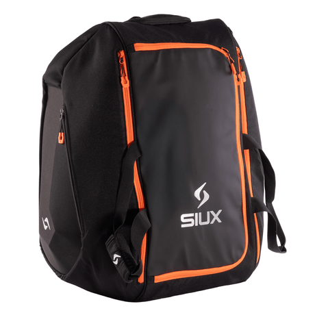 Vooraanzicht van de zwarte Siux Racketbag Tour 2026 met oranje ritsen en wit Siux-logo