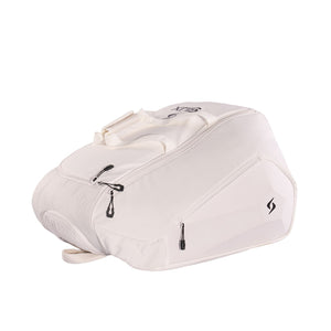 Liggende gebroken witte Siux Tour 2026 racketbag op de zijkant met rits en Siux-logo