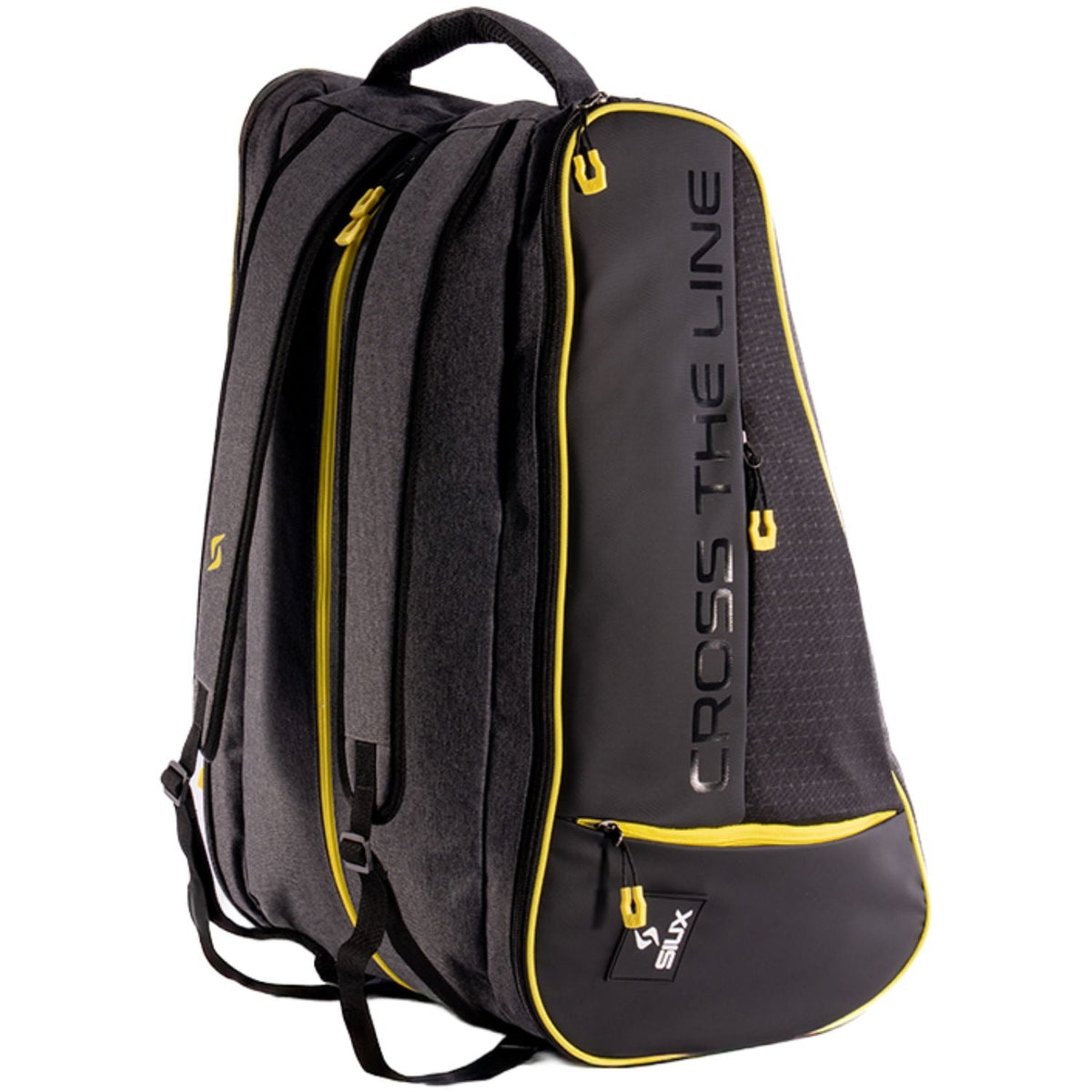 Driekwartaanzicht van de zwarte Siux Trail 2026 racketbag met gele ritsen en draagbanden