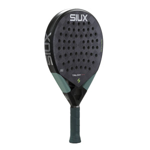 Zwarte Siux Trilogy Pro 26 padelracket licht gedraaid met wit SIUX-logo op het blad