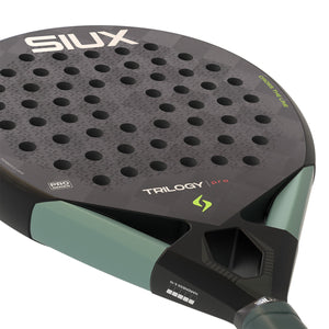 Detail van de zwarte framerand van het Siux Trilogy Pro 26 met TRILOGY pro opdruk
