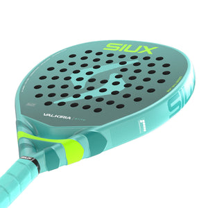 Liggend aanzicht van het Siux Valkiria Elite 2 met turquoise grip en groen accent