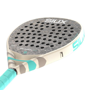 Liggend aanzicht van het Siux Valkiria Pro 26 met turquoise grip en grijs blad