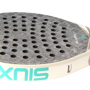 Detail van het grijze slagvlak van het Siux Valkiria Pro 26 met SIUX in turquoise