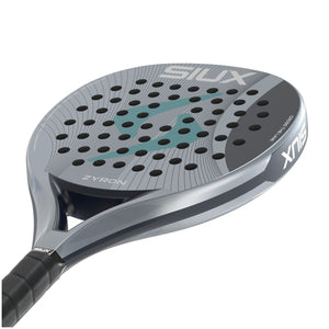 Siux Zyron 3K Blue 2026 padelracket liggend met Zyron-belettering