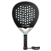 Stiga Axe 4 padelracket in zwart met lichtblauw zeshoeklogo, vooraanzicht