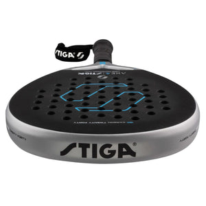Bovenaanzicht van de Stiga Axe 4 met zwart STIGA-logo op de zilveren framerand