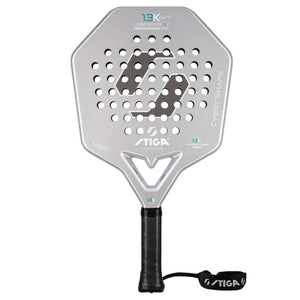 Stiga Cybershape 1.3K Hard padelracket in zilvergrijs met hoekige kop, vooraanzicht