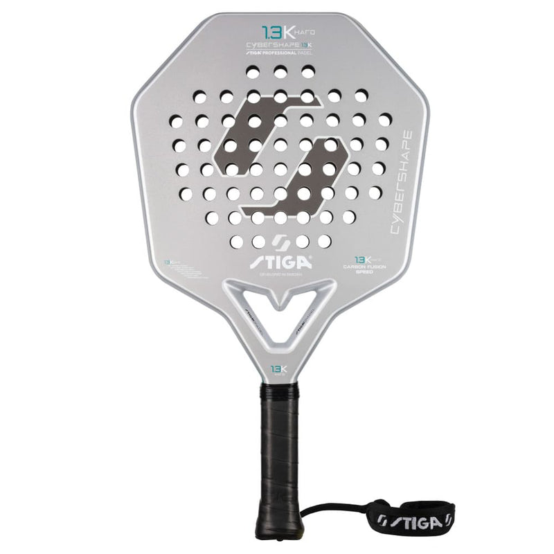 Stiga Cybershape 1.3K Hard padelracket in zilvergrijs met hoekige kop, vooraanzicht
