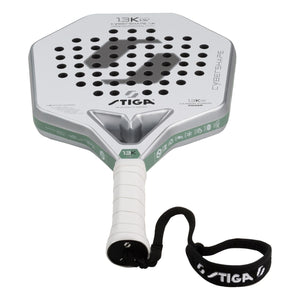 Stiga Cybershape 1.3K Ultra LW liggend met witte grip en zwarte STIGA-polsband