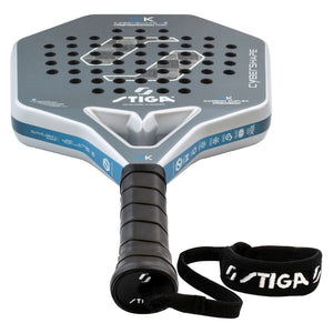 Stiga Cybershape 18K 2 schuin bovenaanzicht met zwarte grip en STIGA-polsband