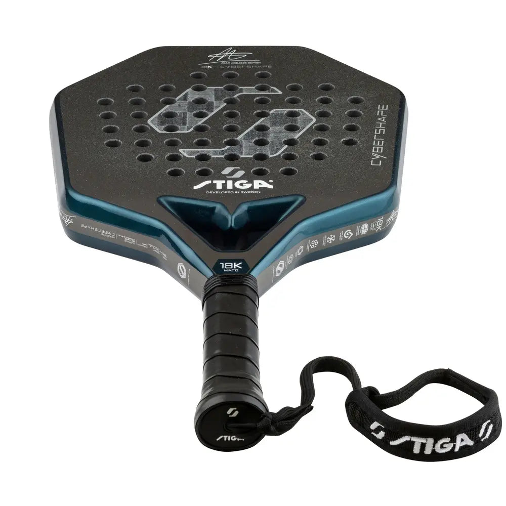 Stiga Cybershape 18K Hard Adam Edt padelracket met grip en STIGA-polsband