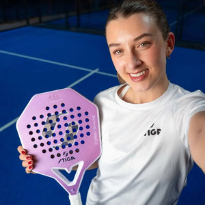 Speelster houdt het lila Stiga Cybershape 18K LW Amanda Girdo Edt padelracket vast