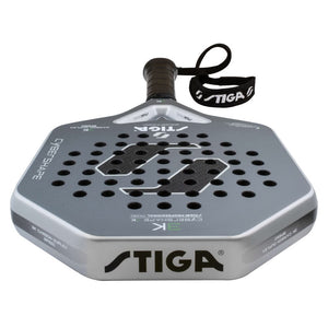 Bovenaanzicht van de Stiga Cybershape 3K 2 met zwart STIGA-logo op zilveren rand