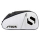 Zijaanzicht van de wit-zwarte Stiga Racketbag Court met groot Stiga-logo op de witte flank