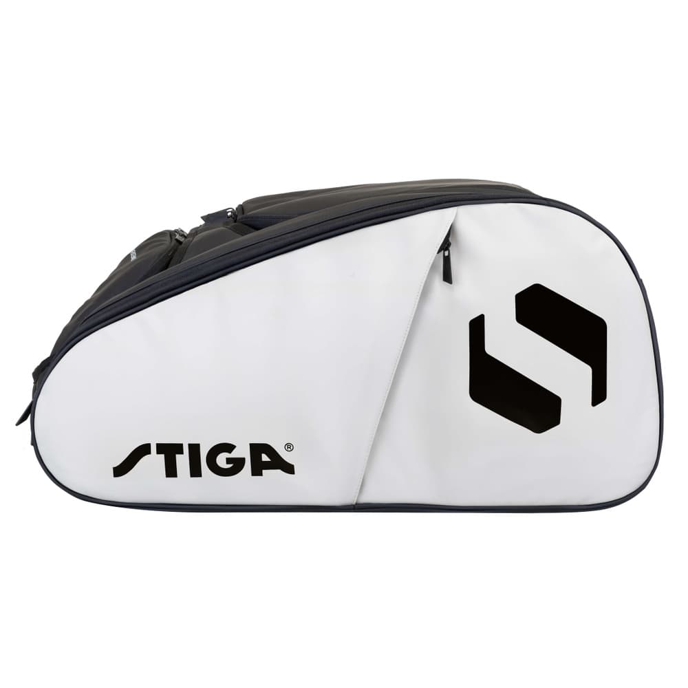 Zijaanzicht van de wit-zwarte Stiga Racketbag Court met groot Stiga-logo op de witte flank