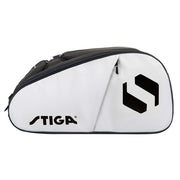 Zijaanzicht van de wit-zwarte Stiga Racketbag Court met groot Stiga-logo op de witte flank