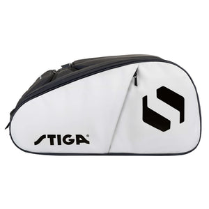 Zijaanzicht van de wit-zwarte Stiga Racketbag Court met groot Stiga-logo op de witte flank
