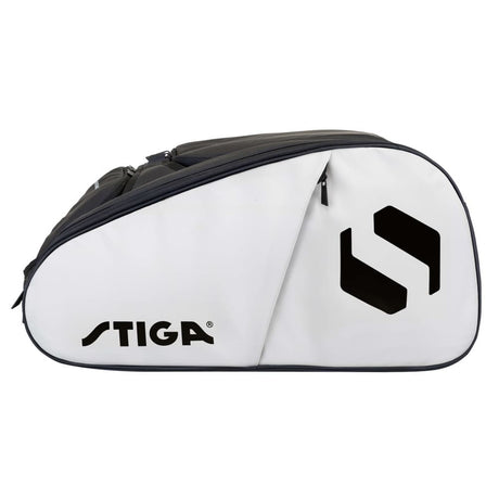 Zijaanzicht van de wit-zwarte Stiga Racketbag Court met groot Stiga-logo op de witte flank