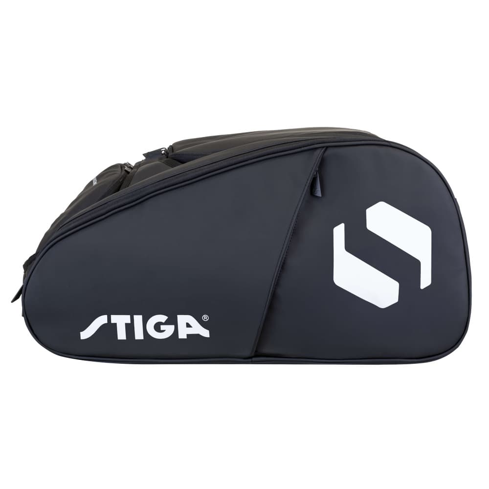 Zijaanzicht van de zwarte Stiga Racketbag Court met wit Stiga-logo en witte letters
