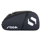 Zijaanzicht van de zwarte Stiga Racketbag Court met wit Stiga-logo en witte letters