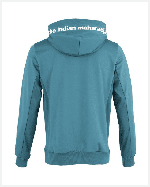 Achterzijde van het turquoise Kadiri capuchonjack met merknaam op de capuchon