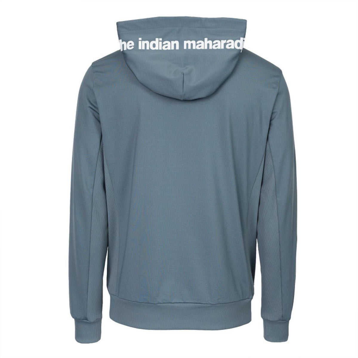 Achterzijde van het grijsblauwe Kadiri capuchonjack met merknaam op de capuchon