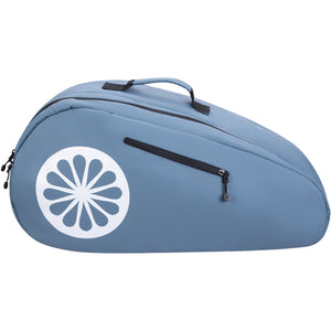 Zijaanzicht van de lichtblauwe The Indian Maharadja racketbag met wit bloemlogo