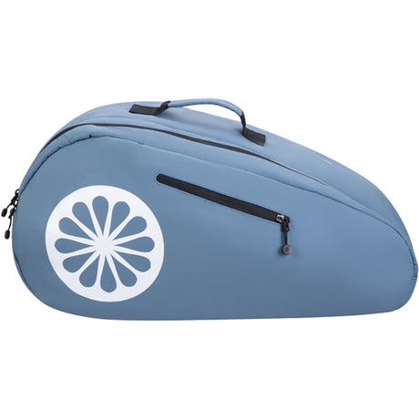 Zijaanzicht van de lichtblauwe The Indian Maharadja racketbag met wit bloemlogo