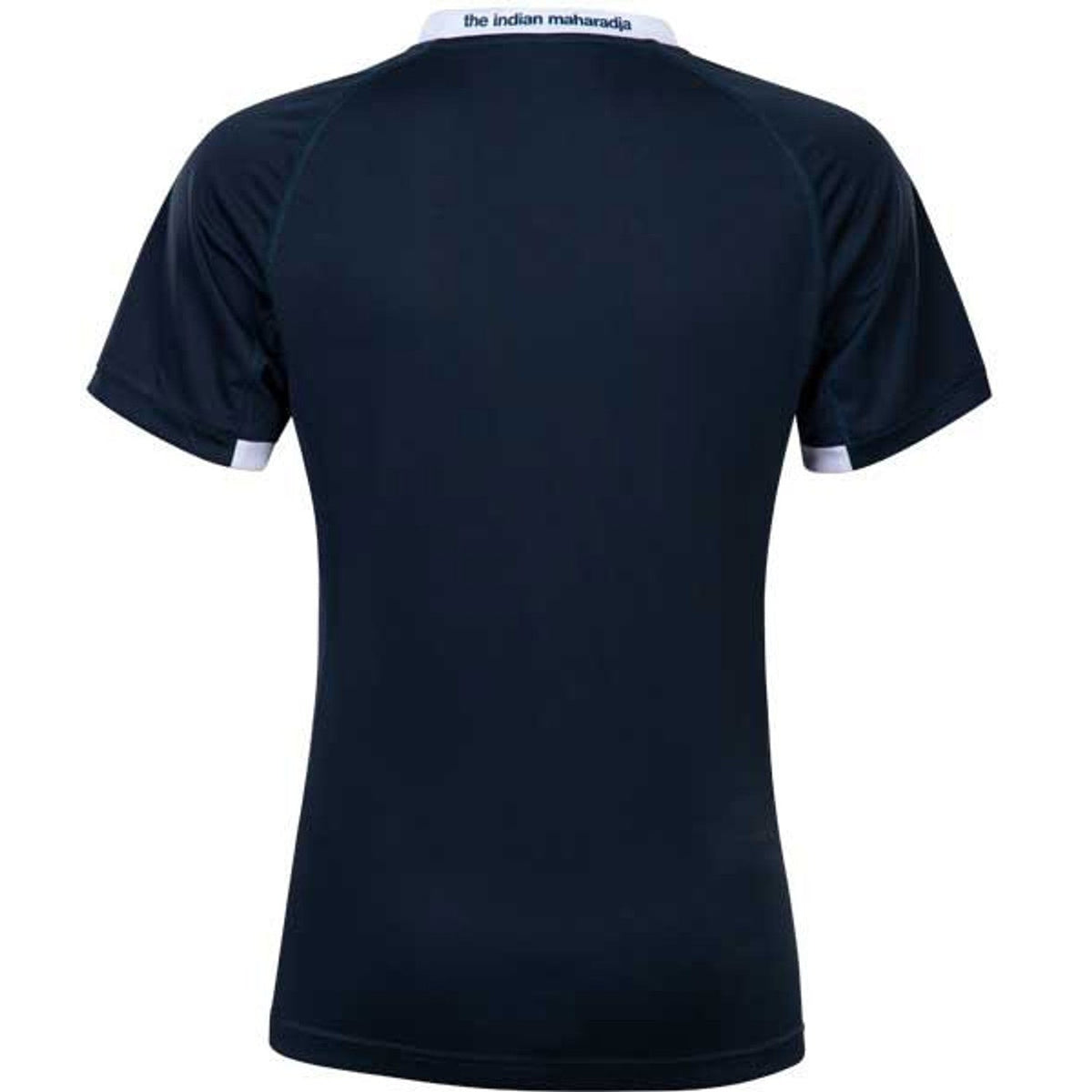 Achteraanzicht van het donkerblauwe Tech Tee jongensshirt met merknaam in de nek