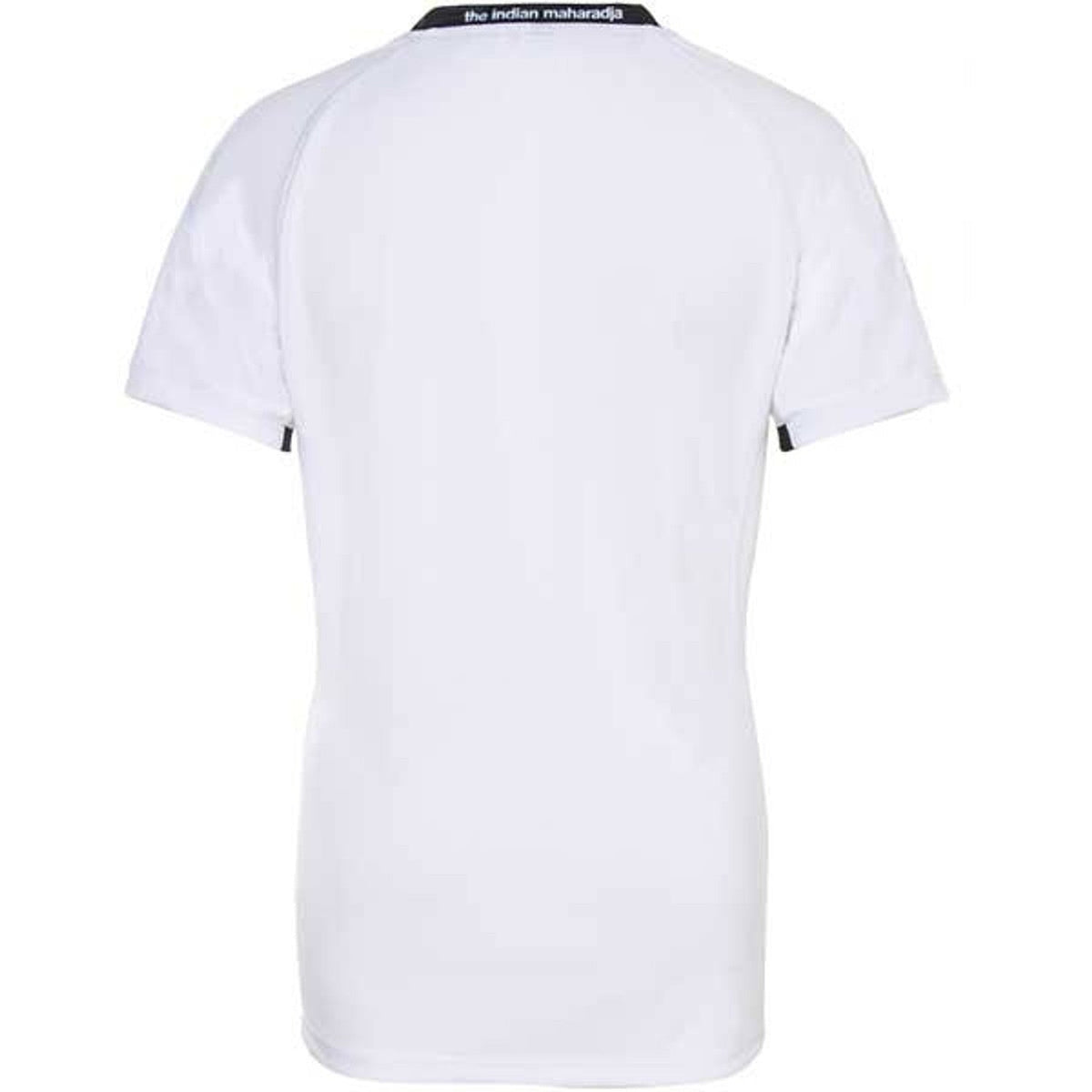 Achteraanzicht van het witte Tech Tee jongensshirt met merknaam onder de halslijn