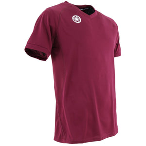 Schuin vooraanzicht van het bordeauxrode Tech Tee jongensshirt met raglanmouwen