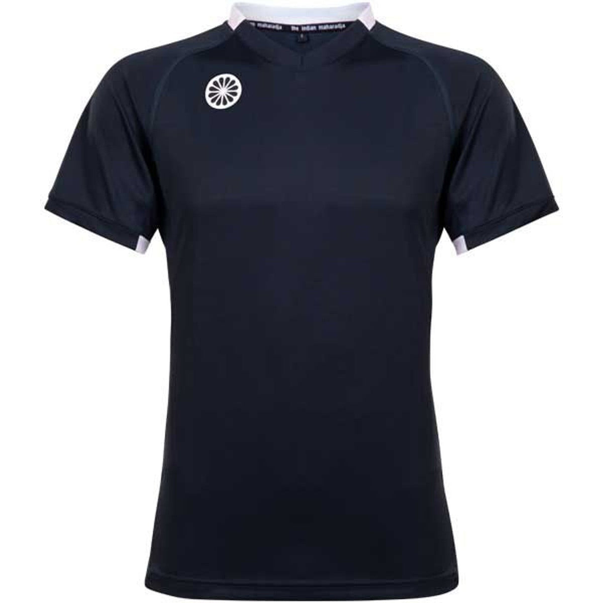 Vooraanzicht van het donkerblauwe Tech Tee jongensshirt met wit logo en witte kraagrand