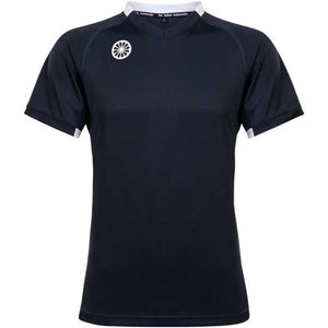 Vooraanzicht van het donkerblauwe Tech Tee jongensshirt met wit logo en witte kraagrand
