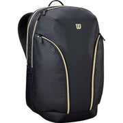 Wilson Defy V1 rugzak in zwart met goudkleurige bies, schuin vooraanzicht