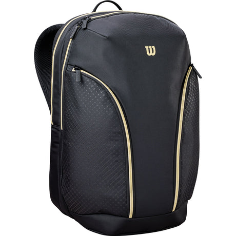 Wilson Defy V1 rugzak in zwart met goudkleurige bies, schuin vooraanzicht
