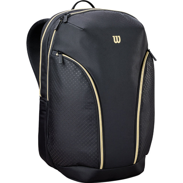 Wilson Defy V1 rugzak in zwart met goudkleurige bies, schuin vooraanzicht